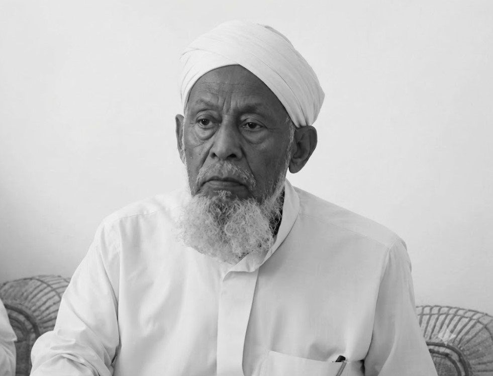 ALfalehaaa's tweet photo. تُوفِّي قبل أيام شيخ الشافعية في مدينة (تريم) بحضرموت الشيخ العلامة علي بن سالم بكير باغيثان -رحمه الله-.
قال مرّة في لقاء إعلامي: لقد نشأتُ في أحضان الصوفية، لكنّ الله يَسّر لي العقيدة السلفية دون تأثيرٍ مِن أحد، فكان أمرًا فطريًّا، حيث تأمّلْتُ آيات العقائد في القرآن الكريم وصحيح الحديث النبوي: كالتوحيد والاستغاثة وغيرها .. فكنتُ أعيش صراعًا داخليًّا بين ما نشأتُ عليه وبين الشيء الذي يَتقبّله الإنسان بفطرته التي خلقها اللهُ عليها ولم تتلوّث ببعض العقائد الفاسدة.

- شيّعه الآلاف مِن تلاميذه ومحبّيه، رحمه الله رحمة واسعة.