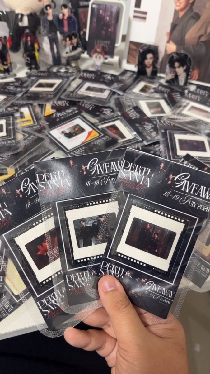 Minneemee04's tweet photo. >>>>GIVEAWAY<<<<
PERTHSANTA DEVIL’S KISS Concert
Day 2 : 19 JULY 2026
Place : Paragon Hall
🤍 Magnet : 200 pcs. (แก้บนๆ)
🩶 Slide film : 50 pcs.
มารับด้วยน้าาาา แก้บนๆได้ถ่ายรูปข้างน้องต้างับ
#PerthSantaConcert
#PerthSanta #PerthSantaConcertD2 https://t.co/z4Wo0KuEwM
