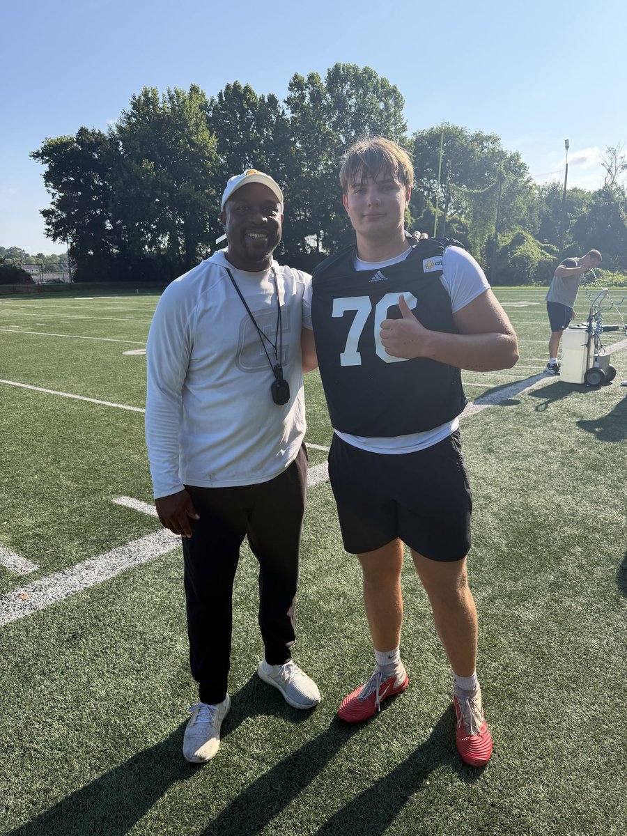 Robert_Hall2009's tweet photo. Had a amazing camp at the University of Tennessee at Chattanooga! Here are some clips from the camp i went 4-1 on 1on1s!
@CoachT_Ward84 @GoMocsFB @UTChattanooga @RossviewFTBL @CoachRossNCSA @karterbrooks44 https://t.co/vHCuPu19Mh