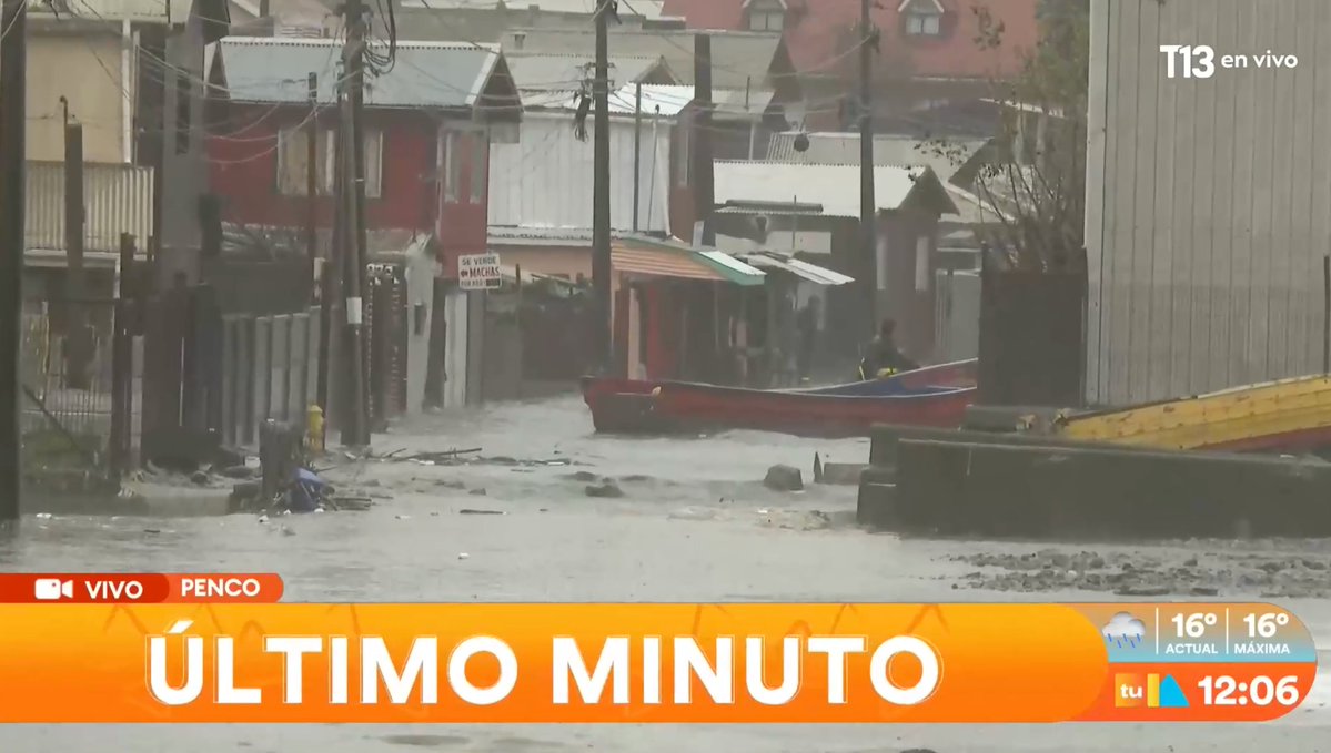hernan_sr's tweet photo. En Penco usaron su propios botes para salvarse, jamas llegó el gobierno a ayudarlos. https://t.co/EEkt7e9jn0