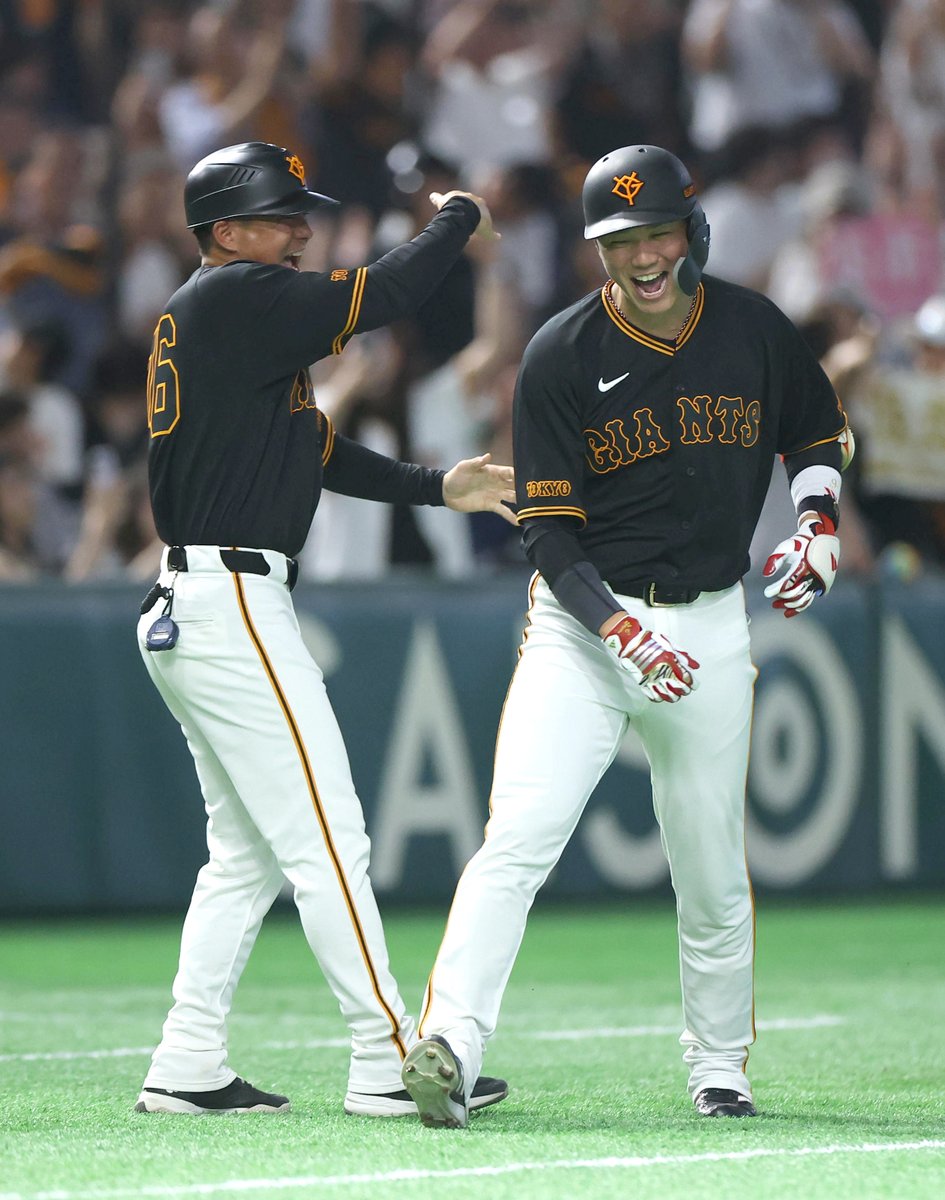 sanspo_giants's tweet photo. 【#本日のベストショット📸】　
#坂本勇人 選手はサヨナラ3ランで試合を決め、現役時代からの〝相棒〟 #吉川大幾 三塁ベースコーチとアツいハイタッチ（撮影・萩原悠久人）

#巨人 #ジャイアンツ #giants #サンスポ https://t.co/qlLnkMnIu9