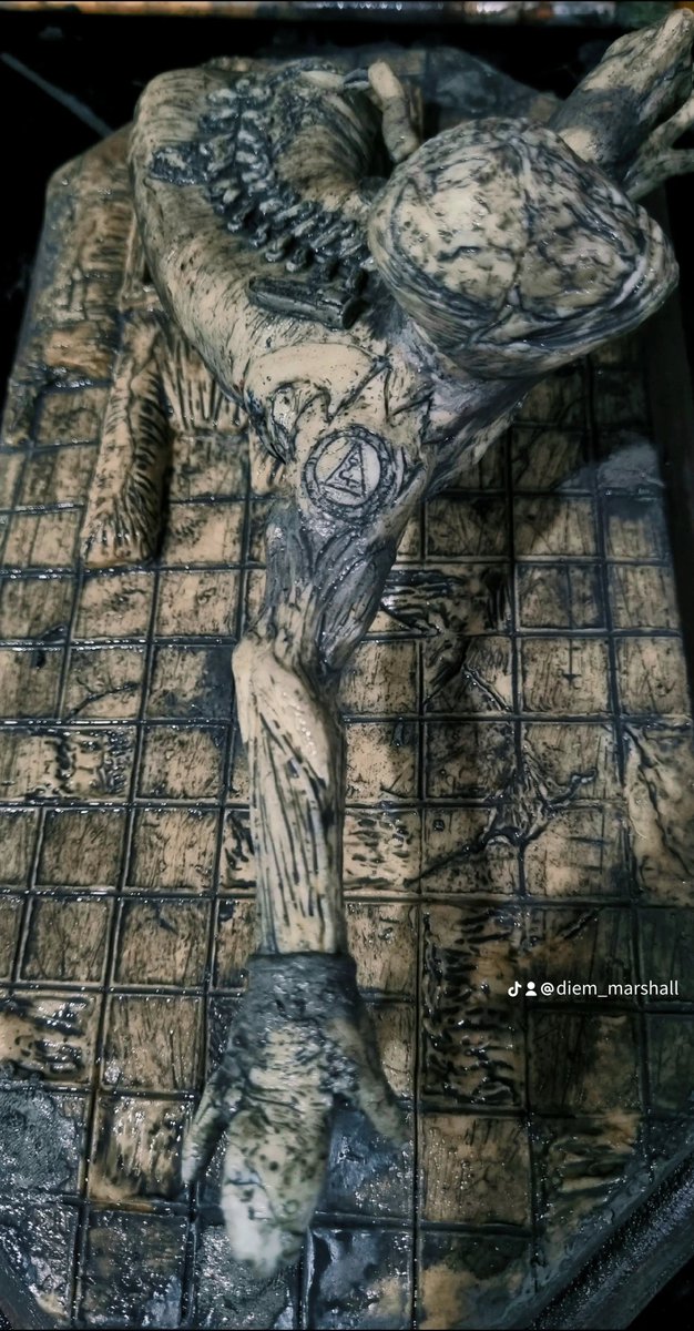 diemmarshall's tweet photo. Hi there. This is one of the most rewarding parts. Before painting, I applied a base primer to improve adhesion and bring out all the details. 
I'll be painting this Valtiel in a few days... 
Cheers.

 D'Marshall,....,

#silenthill #silenthill3 #heathermason #silenthill2
#art https://t.co/BLEW0zgywR