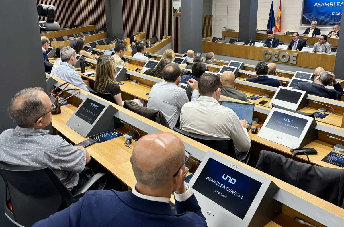 FArandaManzano's tweet photo. 👥📣 Hoy hemos celebrado la #AsambleaGeneralUNO en la sede de @CEOE_ES, un encuentro en el que hemos compartido con los principales líderes del sector el balance del último año y las prioridades que marcarán el futuro de la #logística y el #transporte.

🏅👏Además, durante el acto hemos reconocido la destacada trayectoria de Rui Marques y su contribución al desarrollo de la logística moderna en #España y #Europa durante más de tres décadas.

Su liderazgo al frente de compañías como @GXOLogistics_ES ha sido clave para impulsar el crecimiento, la innovación y la excelencia de nuestro sector.