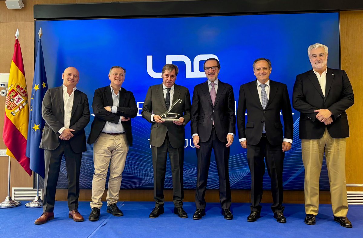 FArandaManzano's tweet photo. 👥📣 Hoy hemos celebrado la #AsambleaGeneralUNO en la sede de @CEOE_ES, un encuentro en el que hemos compartido con los principales líderes del sector el balance del último año y las prioridades que marcarán el futuro de la #logística y el #transporte.

🏅👏Además, durante el acto hemos reconocido la destacada trayectoria de Rui Marques y su contribución al desarrollo de la logística moderna en #España y #Europa durante más de tres décadas.

Su liderazgo al frente de compañías como @GXOLogistics_ES ha sido clave para impulsar el crecimiento, la innovación y la excelencia de nuestro sector.