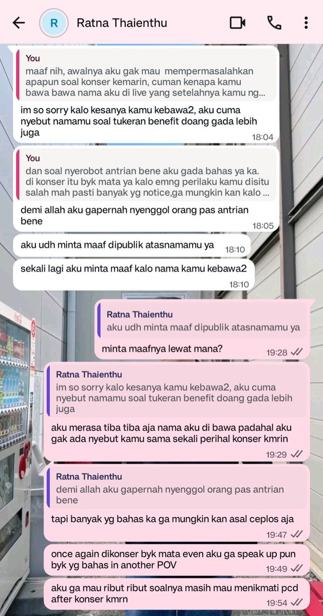 thanaboonnut09's tweet photo. jujur ya aku ga mau ikutan masalah ini tapi dia ada mention nama ku. aku tau dia nyerobot dan maksa buat switch posisi tpi aku milih diem kaya yaudah aku ngeluh ke temen ku. gamau bikin ribut

eh ternyta dia mention nama ku dgn bilang ga nyerobot antrian?? jatohnya bawa² nama aku https://t.co/ovXxBfLapO