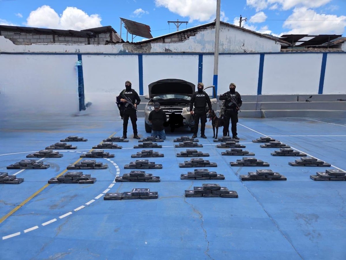 JohnReimberg's tweet photo. OPERACIÓN SORPRESA 

188. 5 KG DE COCAÍNA INCAUTADOS POR LA POLICÍA NACIONAL EN LA VÍA A SAN LORENZO. 

El operativo fue ejecutado por la Policía Nacional en la vía a San Lorenzo, estación Carchi, donde dentro de un vehículo se encontraban camuflados en un doble fondo 188 paquetes de cocaína donde aprehendió a Juan Carlos Paspuel Chafuelan (33 años), que equivalen a 1.8 millones de dosis.

Resultados:
•1 aprehendido. 
•188,564 kg de cocaína, equivalentes a 
•2 teléfonos celulares. 
•USD 900 en efectivo.

El apresado fue puesto a órdenes de la autoridad competente para el debido proceso.

Seguimos trabajando.