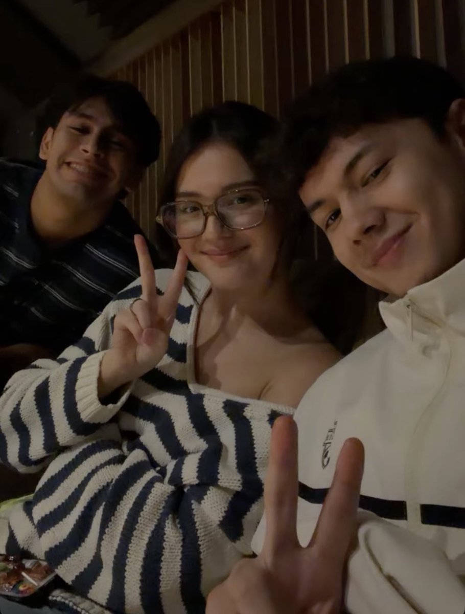 kish_alexaaa's tweet photo. Kira and Josh with Diego. #KiSh https://t.co/ogMGV6ysCN