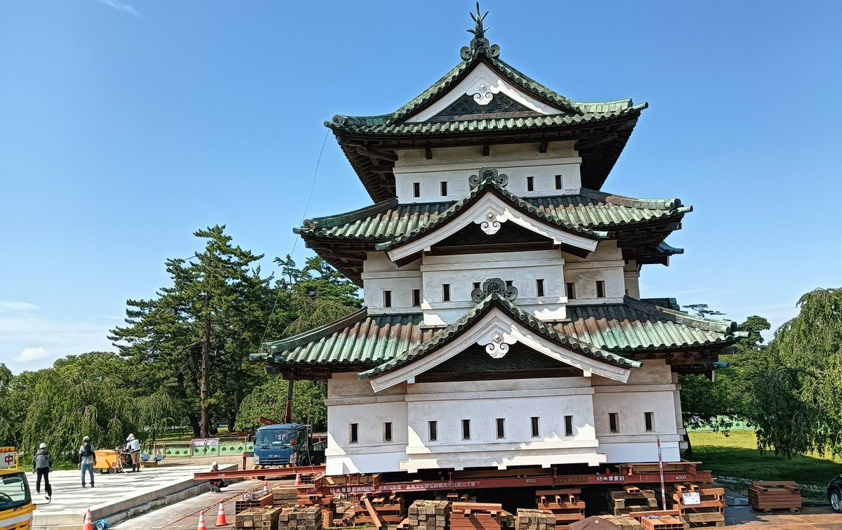 niiyanman's tweet photo. 弘前城天守曳戻し工事
7月17日(金)　作業工程:天守回転準備
天守一次移動
移動距離 約12m 累計18m
推進用ジャッキ３台で天守土台下I型鋼材を押出し移動させる…1回の押出距離は30cm,約5トンの力で押し出しているとか…
こういう状態も,今しか見られない… https://t.co/BeGmkUgMVd