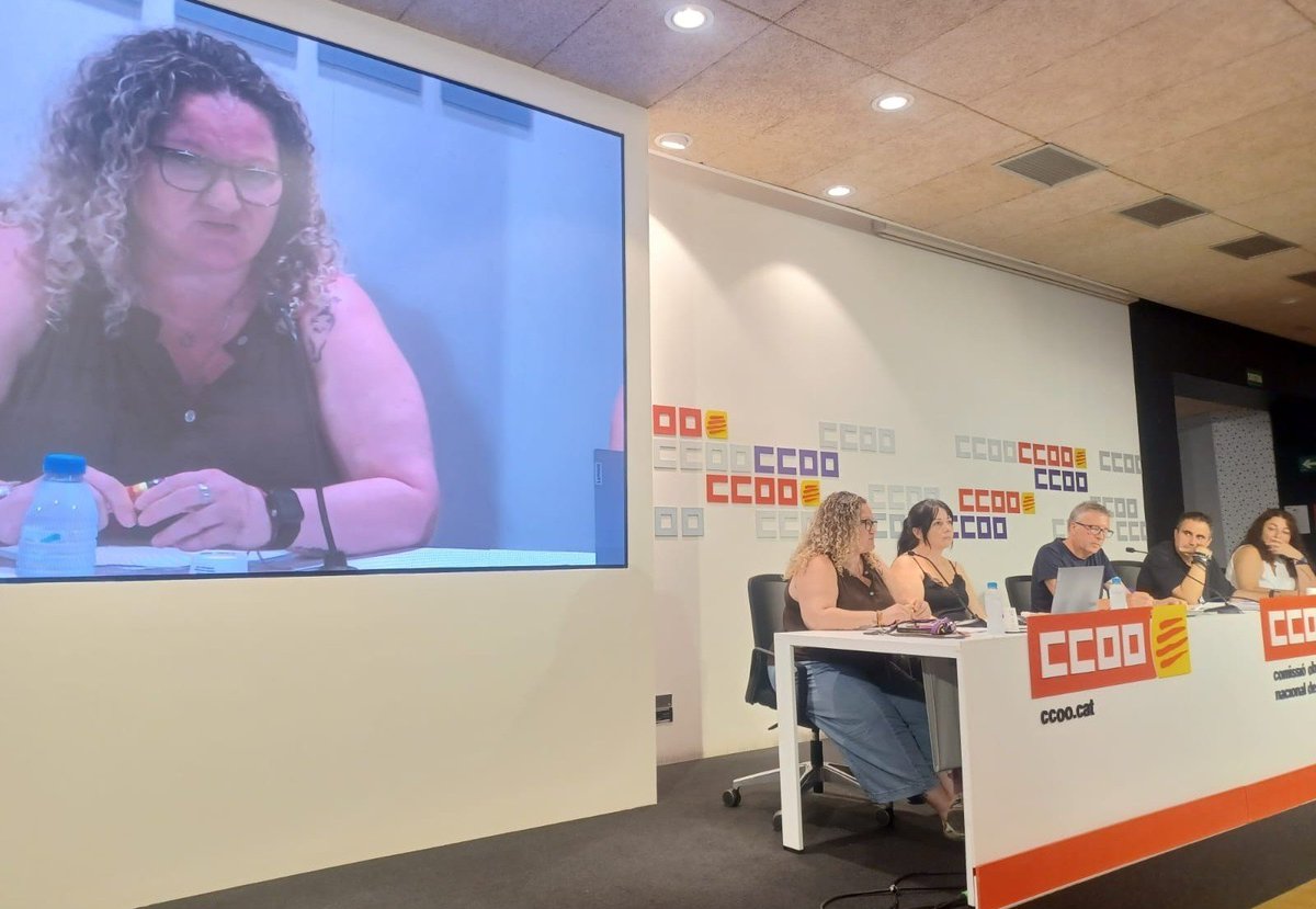 CCOOsanitat's tweet photo. Avui en assemblea de tot el sector social, la referent de @ccoocatalunya Sílvia parla de l'estat actual del conveni GERCAT i la precarietat que suporten les treballadores https://t.co/w7LZvw5c2M