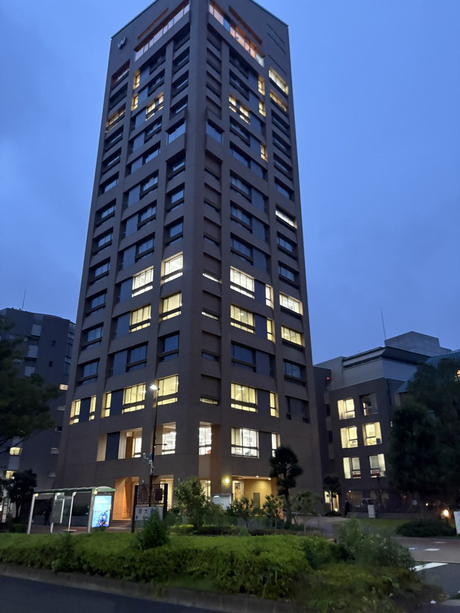 JIMORE1's tweet photo. 早稲田大学正門前の大隈タワーにもジモア最新号設置してあります！

#早稲田大学 https://t.co/010V3X8AZl