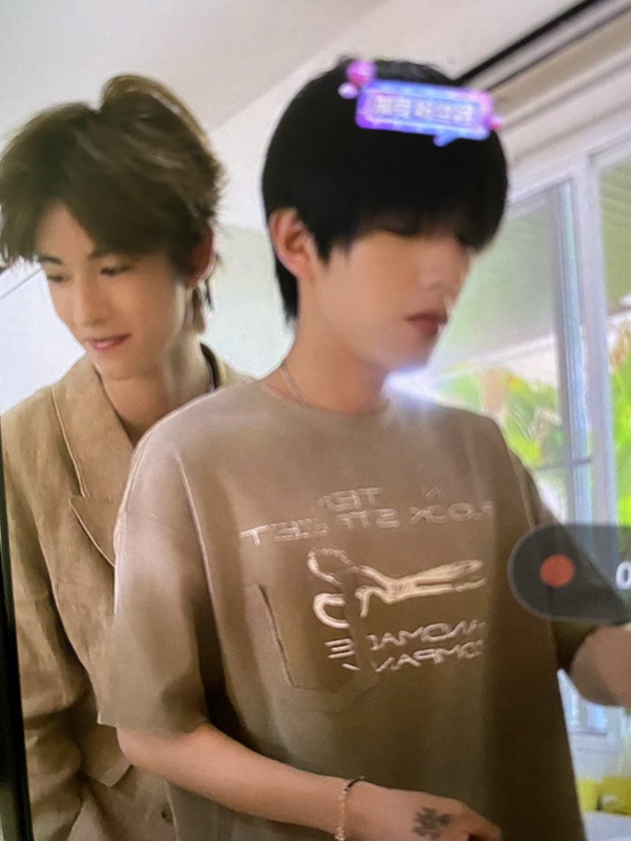 Ravilin_'s tweet photo. คนโสดทำอาหารยังไง พอดีซูหยวนมีอลลี่มาให้กำลังใจ 
ดูมือที่โอบเอวดิ 
มื้อนี้งดน้ำตาลนะ 

#ollie #shuyuan
#Tianyuan https://t.co/OU0iuv60Dy