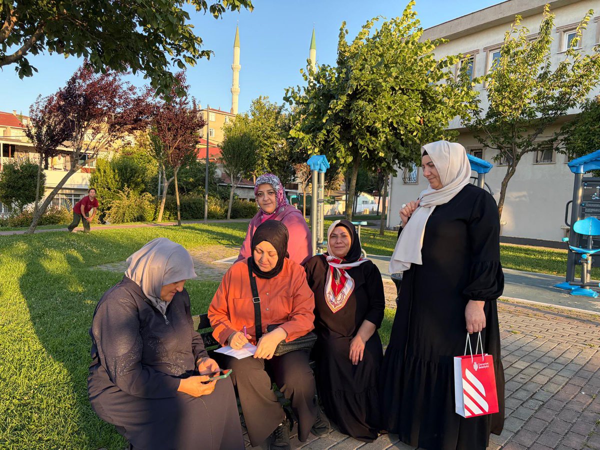akkadinumraniye's tweet photo. Toplumsal bağlarımızın ve dayanışmanın birleştirici gücüyle; geleceğe dair gayretli çalışmalarımızı sürdürüyoruz. 

Saha faaliyetlerimizle komşularımızın her an yanında olmaya devam ediyoruz.

#HerMahallesiyle Ümraniye 🎀 https://t.co/MVTnr7E2hv