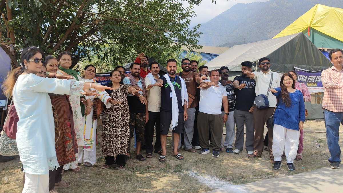 mcganderbal1's tweet photo. Municipal Council Ganderbal, along with Swachhata Executives, conducted a Swachhata Pledge at Yatra Transit Camp, Manigam, Ganderbal. The pledge was administered to encourage participants to keep the Yatra route and camp premises clean, maintain proper sanitation. https://t.co/FOhCMdVFp4