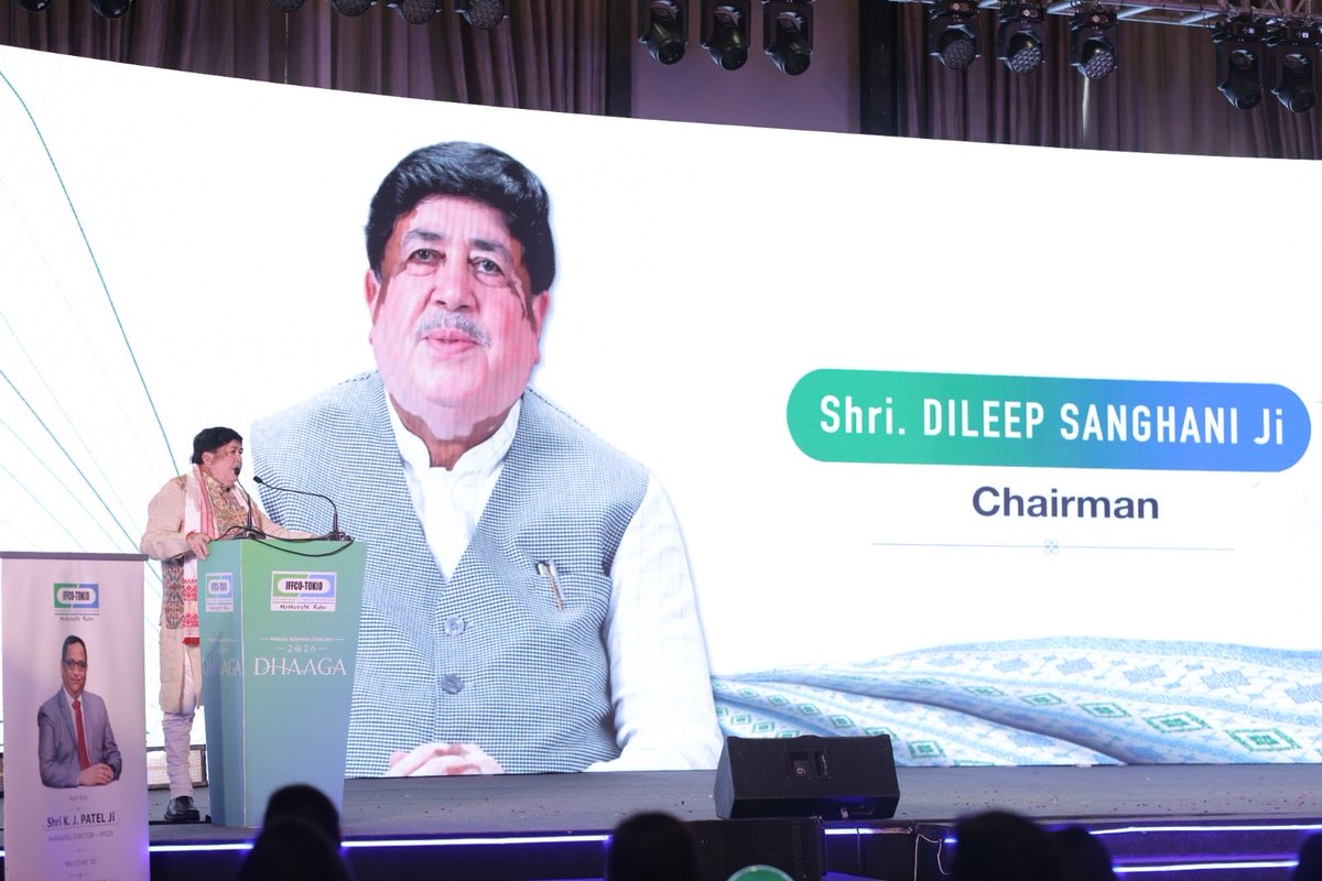 Dileep_Sanghani's tweet photo. जयपुर में आयोजित IFFCO TOKIO Annual Business Conclave 2026 को संबोधित किया।

IFFCO TOKIO के प्रेरणादायी स्लोगन “मुस्कुराते रहो” के महत्व पर अपने विचार साझा किए। सकारात्मक सोच, आत्मविश्वास और मुस्कान ही किसी भी संस्था की सफलता की वास्तविक शक्ति होती है।

कार्यक्रम की थीम “धागा” अत्यंत सार्थक है। एक साधारण धागा भगवान की माला से लेकर विशाल समुद्री जहाजों और हवाई जहाजों के निर्माण तक हर क्षेत्र में महत्वपूर्ण भूमिका निभाता है। उसी प्रकार जब संगठन के सभी सदस्य एक धागे की तरह परस्पर जुड़े रहते हैं, तो वे मिलकर सफलता का ऐसा ताना-बाना बुनते हैं जो संस्था को नई ऊँचाइयों तक पहुंचाता है।
@IFFCO__TOKIO