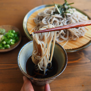 Awakend_Citizen's tweet photo. 【完全グルテンフリー十割蕎麦】

お手頃価格の
小麦を一切含まない十割そばです

食塩・添加物不使用、
原材料＝そば粉のみ

「かけ」でも「もり」でも
とっても美味しいですよ👍

生麺ですが酒精が含まれるので常温保存可能
酒精は茹でると飛んじゃいます

小腹がすいた時のおやつに
食欲があまり無いときの軽食に
時間がないときの朝ご飯代わりに
常備しておくと重宝しますよ！

京都のだし屋さんの美味しいめんつゆもご一緒に！

業務用 きねうち麺 十割そば 150g
https://t.co/6Rkv2ddYI9

福島鰹株式会社 味わいつゆ 1.8L
https://t.co/bPzj2EZfPG
