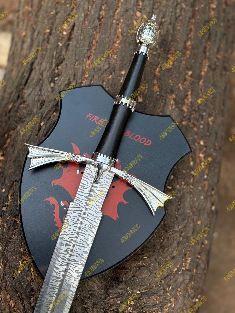 fakira99282's tweet photo. Absolutely mesmerized by the Valyrian steel vibes and the stunning pattern on this blade. Rate this craftsmanship from 1-10! 

👇 Link 
https://t.co/XICJ0rSN2Q

#HouseOfTheDragon�       #GameOfThrones #Targaryen #SwordCollection https://t.co/9ypxHLbeDC