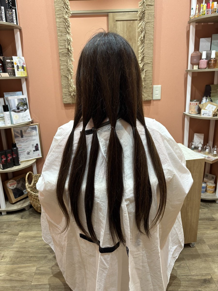 o_n_pu's tweet photo. やりました。とうとうやりました。人生初の

ヘアドネーション！

40センチ寄付出来ました。子どものウィッグ作る美容室。まんまん満足！です。

これが17〜20人分で1人のウィッグを作るそう。職業柄もあるけど、誰かのお役に立てますように。お疲れさま。自分✨ https://t.co/ANG5vdNxIw