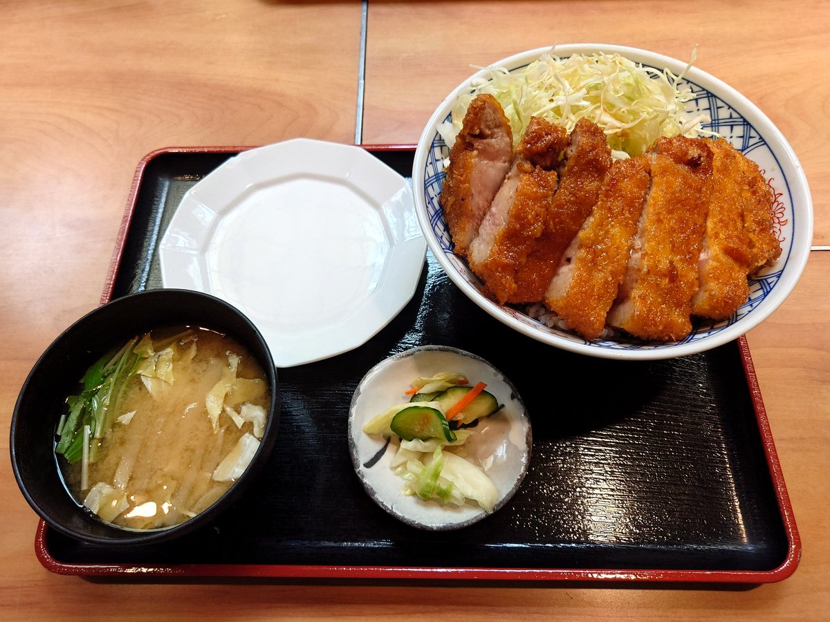 kwsk2stroke's tweet photo. 金曜日に食べるソースカツ丼はうまい https://t.co/XCKW0aeSmZ