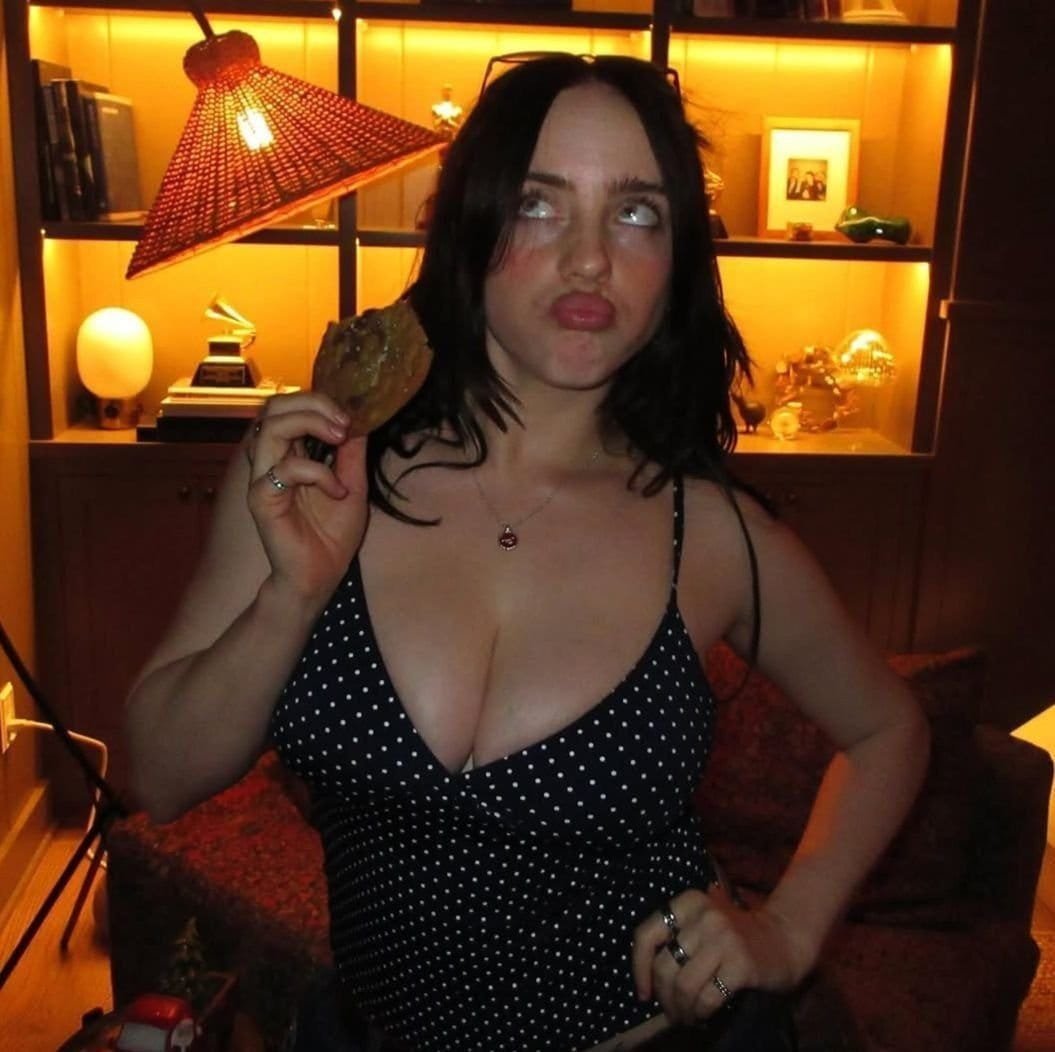 ziddi__2633's tweet photo. Billie Eilish Overload https://t.co/4wEP9t1Ltu