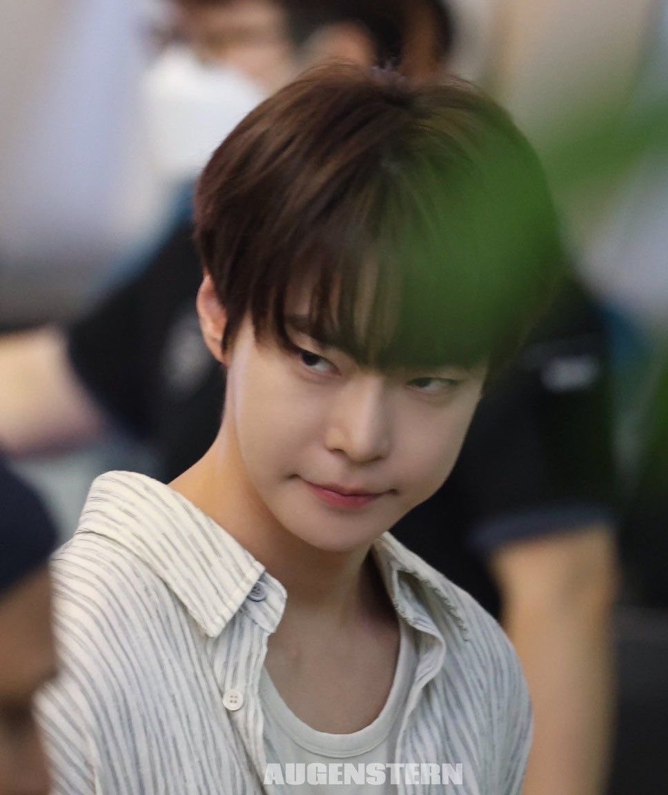 byehneul's tweet photo. 아니 왜 그렇게 쳐다보는데요 https://t.co/O0TJa6myrh