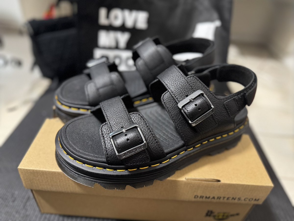 McQueen_80's tweet photo. ずっと欲しかったマーチン買っちゃった🥰ちなみにバカ重い https://t.co/cG3jnX0UUs