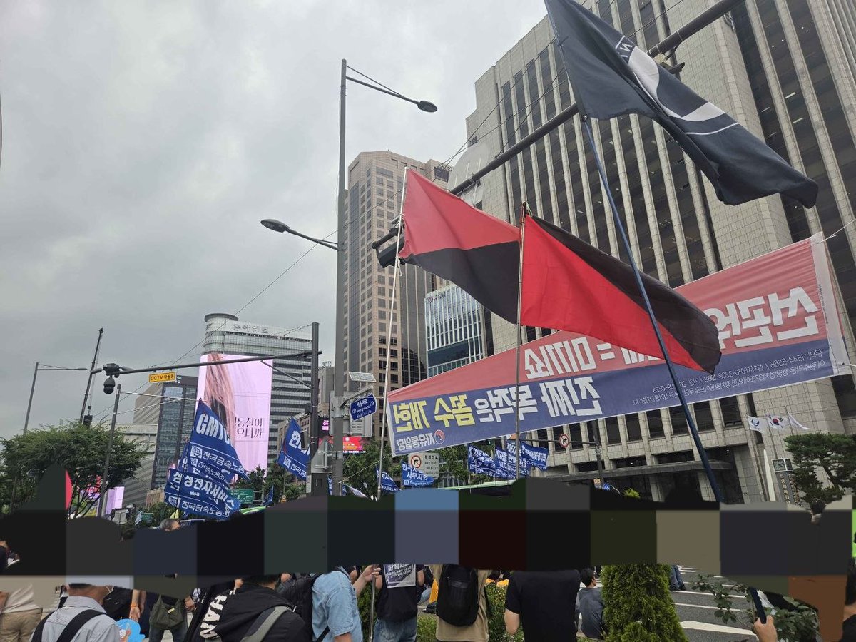 PRO_IWA_KOREA's tweet photo. 저희 국제노동자협회 한국 지역 준비위원회는 민주노총이 개최한 7월 15일 총파업 대회에 연대의 목적으로 참석하여 흑적기를 올렸으며, 사전에 공지했었던 뒤풀이 또한 성공적으로 끝마쳤습니다.

#아나코생디칼리슴 #아나키즘 #IWAAIT https://t.co/jzfgslgB16