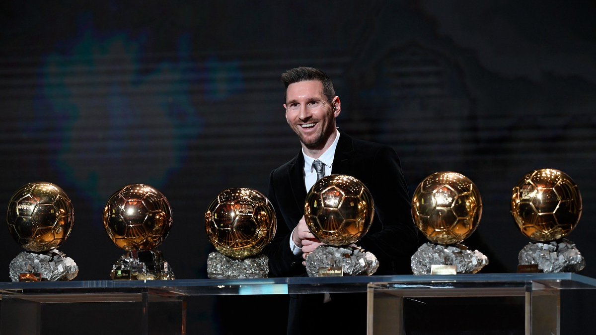 ozsamedia's tweet photo. 🔴 Ballon d’Or’da Tarihi Değişiklik!

▪️ Prestijli ödülün kuralları genişletildi. Artık Avrupa dışında mücadele eden bir futbolcu da Ballon d’Or’un sahibi olabilir.

#BallonDor #Football #Soccer #Futbol #Messi https://t.co/T3XUdHRR6v