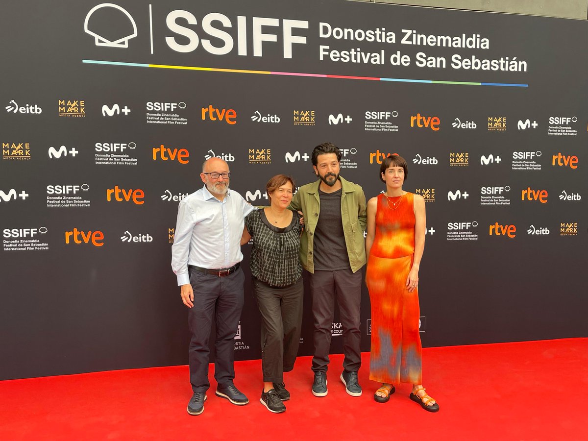 sansebastianfes's tweet photo. #74SSIFF #CineEspañol 🎦 CENIZA EN LA BOCA, estrenada en las Proyecciones Especiales de Cannes, es el sexto largometraje de @diegoluna_. El director, actor y productor mexicano, ganador del Premio Horizontes en 2010, regresa a #HorizontesLatinos con este filme que muestra la cruda realidad que dos hermanos se encuentran al emigrar de México a Madrid.

[ENG] #SpanishCinema 🎦 CENIZA EN LA BOCA / ASHES, premiered in the Cannes 2026 Special Screenings, is the sixth feature film by Diego Luna. The Mexican director, actor and producer, winner of the 2010 Horizontes Award, returns to the section with this work that shows the raw reality of two brothers who run into one another while emigrating from Mexico to Madrid.

[EUS] #EspainiakoZinema 🎦 CENIZA EN LA BOCA / ASHES, Cannesko Emanaldi Berezietan estreinatua, Diego Lunaren seigarren filma da. 2010ean Horizontes Saria irabazi zuen zuzendari, aktore eta ekoizle mexikarraren lan berriak bi anaiak Mexikotik Madrilera emigratzean bizitako errealitate gordina erakusten digu.