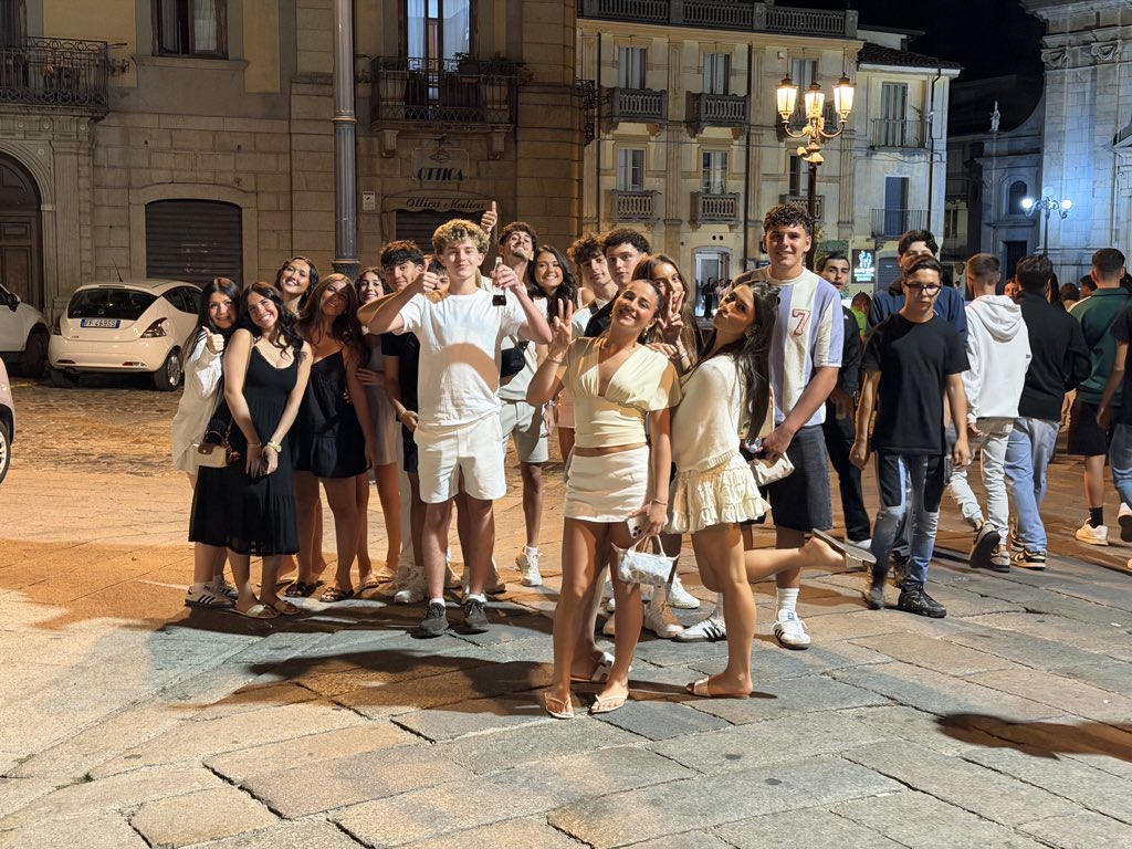 CentroScuolaTor's tweet photo. Passeggiata after dinner https://t.co/wPghP3e8SQ