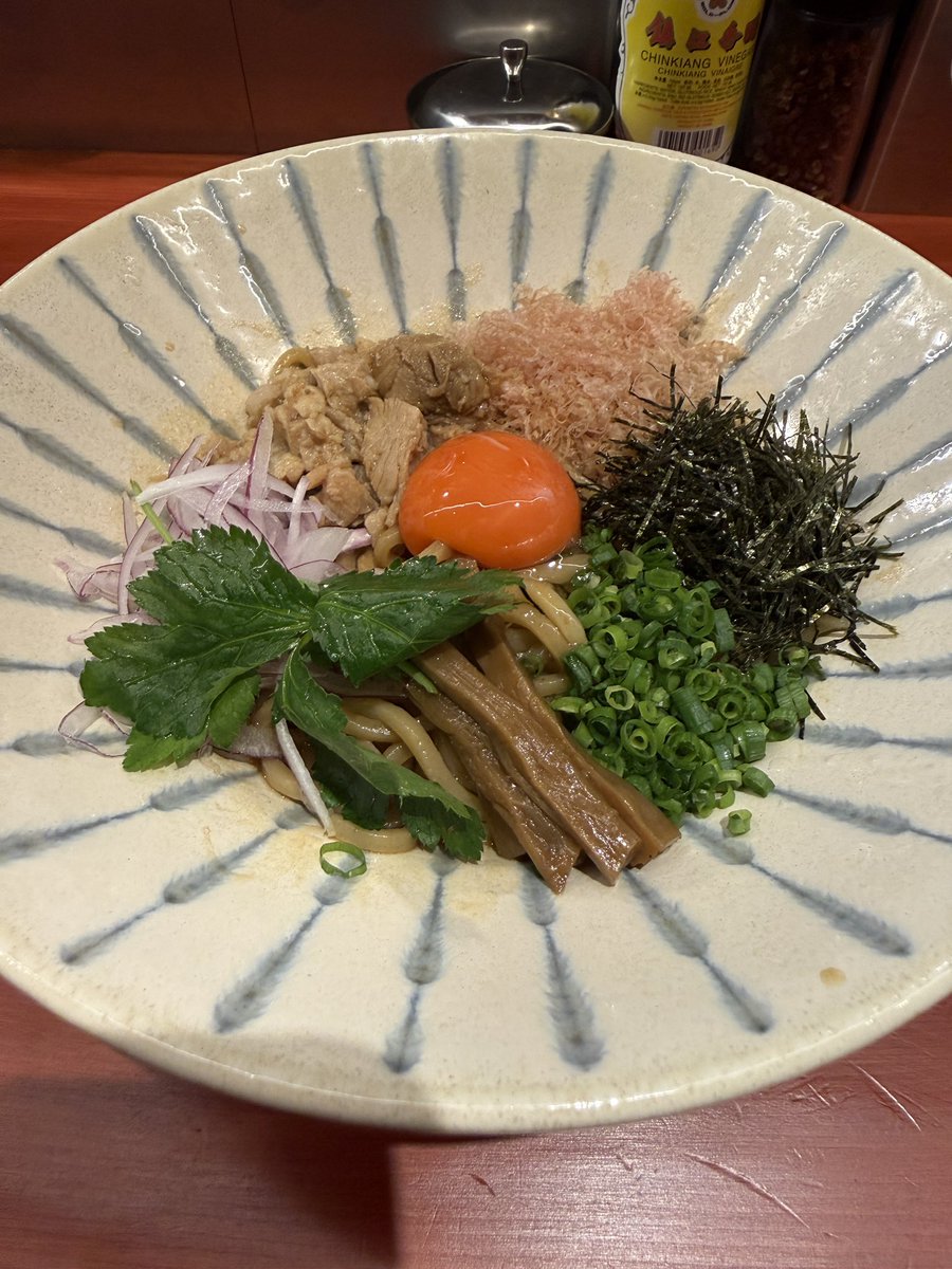 muuraa711's tweet photo. 早速の2度目の来店
今回は日式
辛味がないまろやかな味
これも麺をしっかり食べさせる構成
麻辣と比較すると刺激が少ないのに、生卵で更に曖昧になってしまうのは構造的問題か、、、
追加で頼んだライスが劇的に合う
何なら、麺より相性良いのでは？

#ラーメン #ramen #日式絆麺 #發来軒 #神楽坂 https://t.co/7F3dVS5Pvz