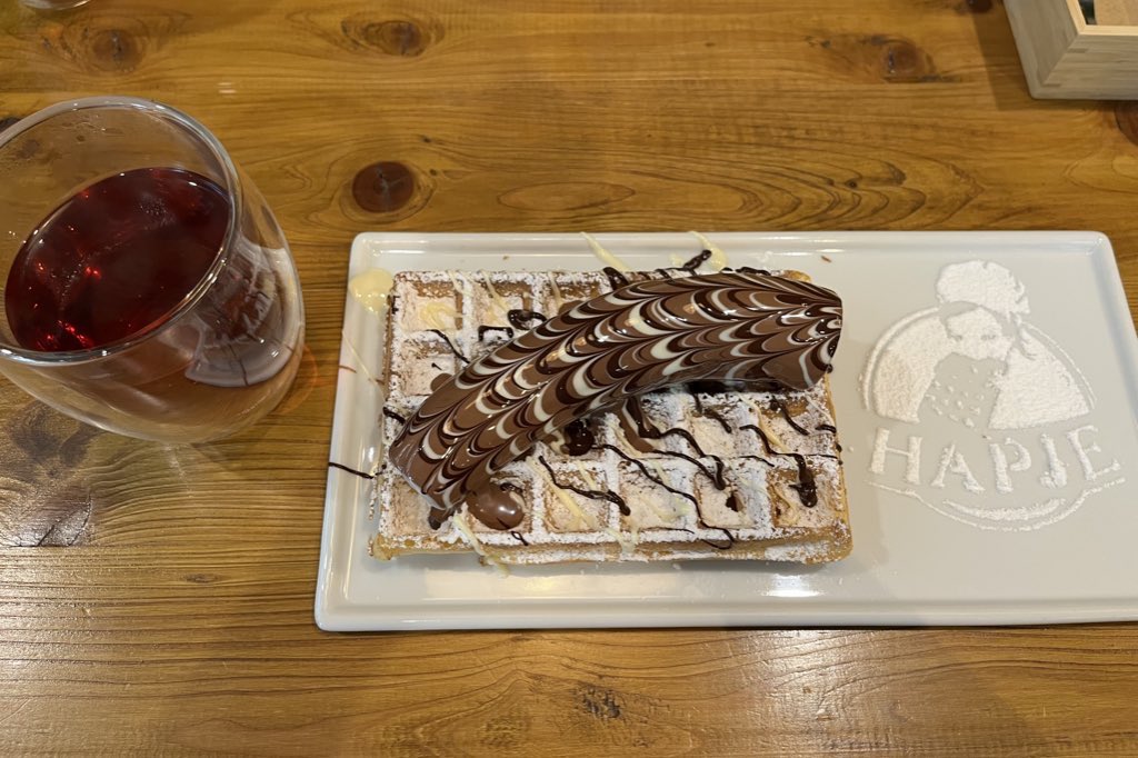 Happiness_sena2's tweet photo. 今週も終わり〜✨
暑い中頑張った自分にご褒美🍌🧇🍫 https://t.co/pJewmlVted