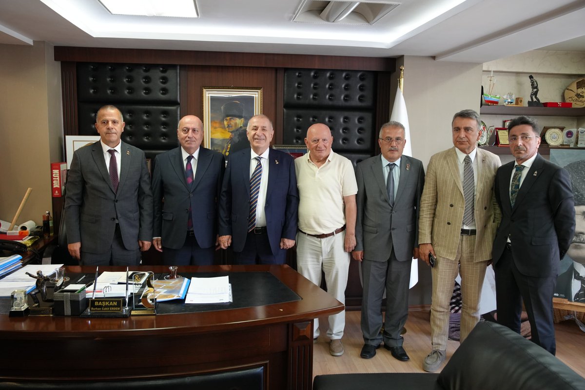 umitozdag's tweet photo. Zafet Partisi Başkanlık Divanı Üyelerimiz ve Trabzon İl Başkanımız, Beşikdüzü İlçe Başkanımız ve Trabzon İl Teşkilatımız ile birlikte Beşikdüzü Belediye Başkanı Sayın Burhan Cahit Erdem'i ziyaret ettik.

Yerel ve genel siyaset hakkında verimli ve keyifli bir sohbet gerçekleştirdik.

Misafirperverlikleri için değerli Başkan Sayın Burhan Cahit Erdem'e teşekkür ediyorum.
