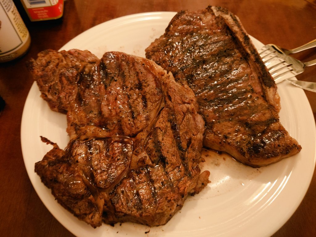 TonoKBS's tweet photo. 見てください！
このおぉ〜きなお肉！！！🥩

と言いたい所だけど、隣で焼いてたアメリカ🇺🇸？の方が10倍大きいお肉焼いてて本場はすご〜ってなった笑 https://t.co/nECRSuR6VF