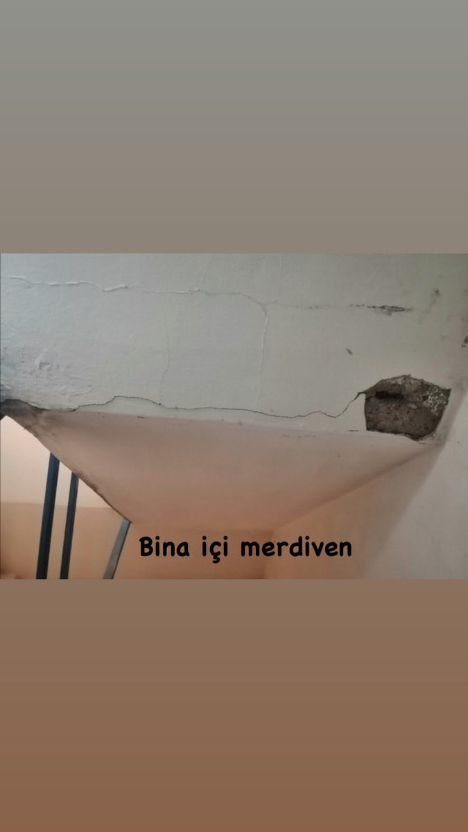 Selmatopcu3453's tweet photo. Yıllardır diken üstünde yaşamaktan bıktık ne bu diyardan gidebiliyoruz ne de bu deveyi güdebiliyoruz herkes bişey söylüyor. Alnımızda ne yazıyorsa onu yaşıycaz tabiki tedbir alarak ama bu sadece bizimlede olmuyor. 47 yıllık binamızı yenileyemiyoruz maliyetler çok yüksek imar sınırlı bunun için ada parsel çalışmaları yapılmalı bulunduğum yerde 195 adet sorunlu ve 50 yıllık binalar var @umraniyebeltr @ismetyildirimtr @istanbulbld @murat_kurum @csbgovtr