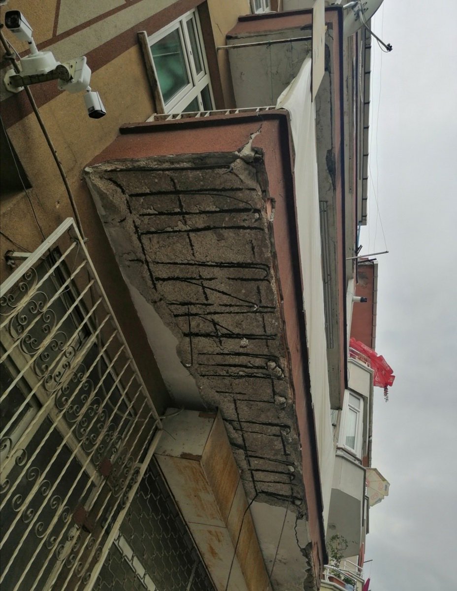 Selmatopcu3453's tweet photo. Yıllardır diken üstünde yaşamaktan bıktık ne bu diyardan gidebiliyoruz ne de bu deveyi güdebiliyoruz herkes bişey söylüyor. Alnımızda ne yazıyorsa onu yaşıycaz tabiki tedbir alarak ama bu sadece bizimlede olmuyor. 47 yıllık binamızı yenileyemiyoruz maliyetler çok yüksek imar sınırlı bunun için ada parsel çalışmaları yapılmalı bulunduğum yerde 195 adet sorunlu ve 50 yıllık binalar var @umraniyebeltr @ismetyildirimtr @istanbulbld @murat_kurum @csbgovtr