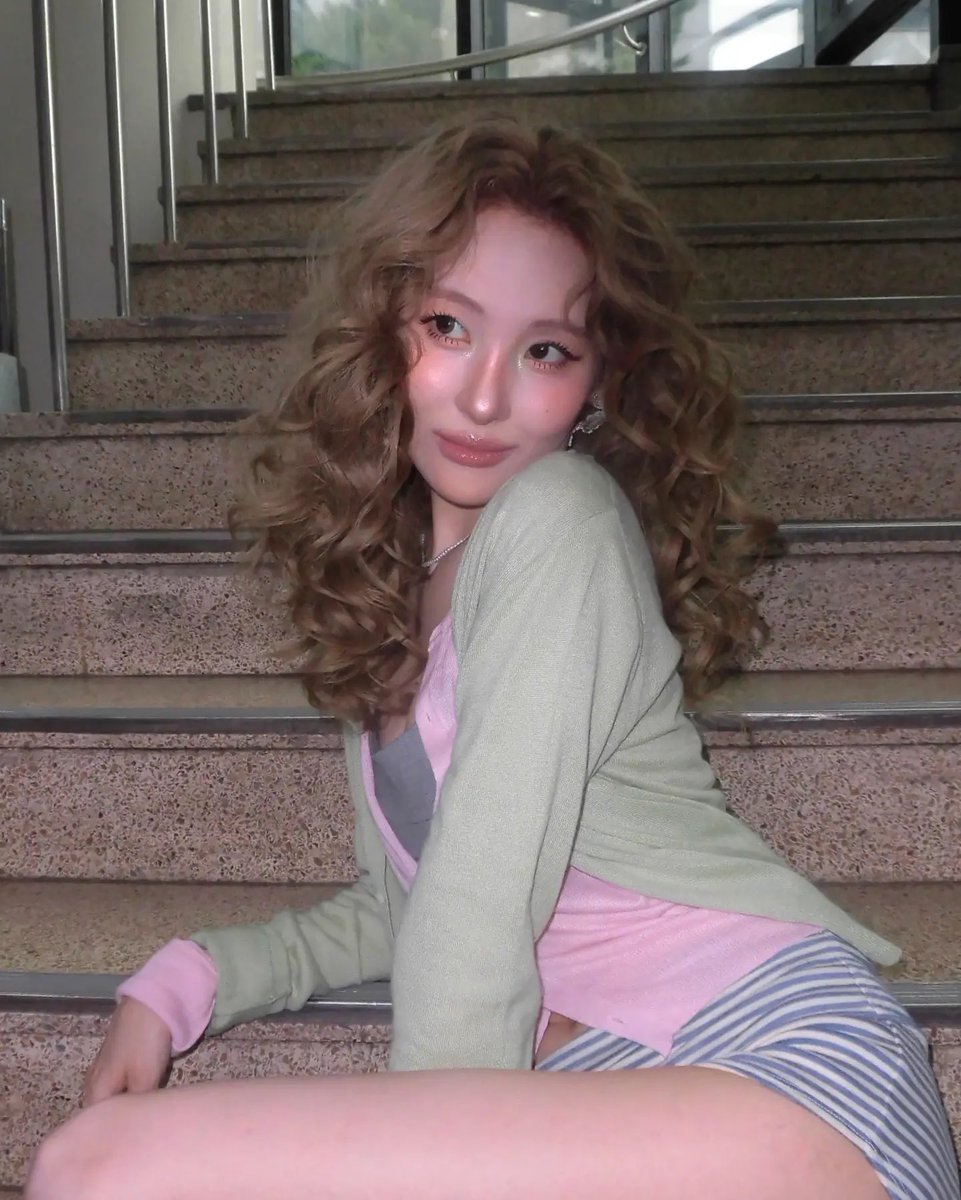 miyanepearl's tweet photo. 260717 #SUNMI Update at Music Bank 
LOOK AT THAT DIVA (1/2) https://t.co/5iCndkrIfj