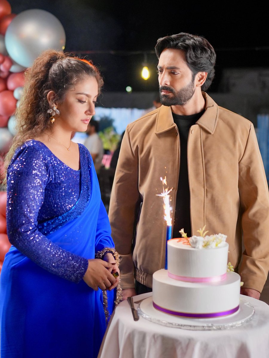 DTsEmpire01's tweet photo. Pic 1: She's admiring him 🤌💝
Pic 2: He's lost in her 💘🫠

DANIBA are absolutely slaying together! The insane chemistry,  the beauty, the comfort level... everything is hitting just right ❤️‍🔥☺️💗

#DanishTaimoor || #HibaBukhari 
#Humrahi https://t.co/rvP56tRLSE