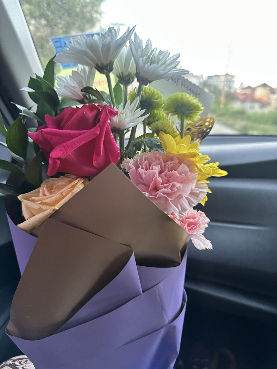itsbrytt_'s tweet photo. So sweet to get flowers you didn’t ask for 🥹😊 https://t.co/2cnjRclpG7