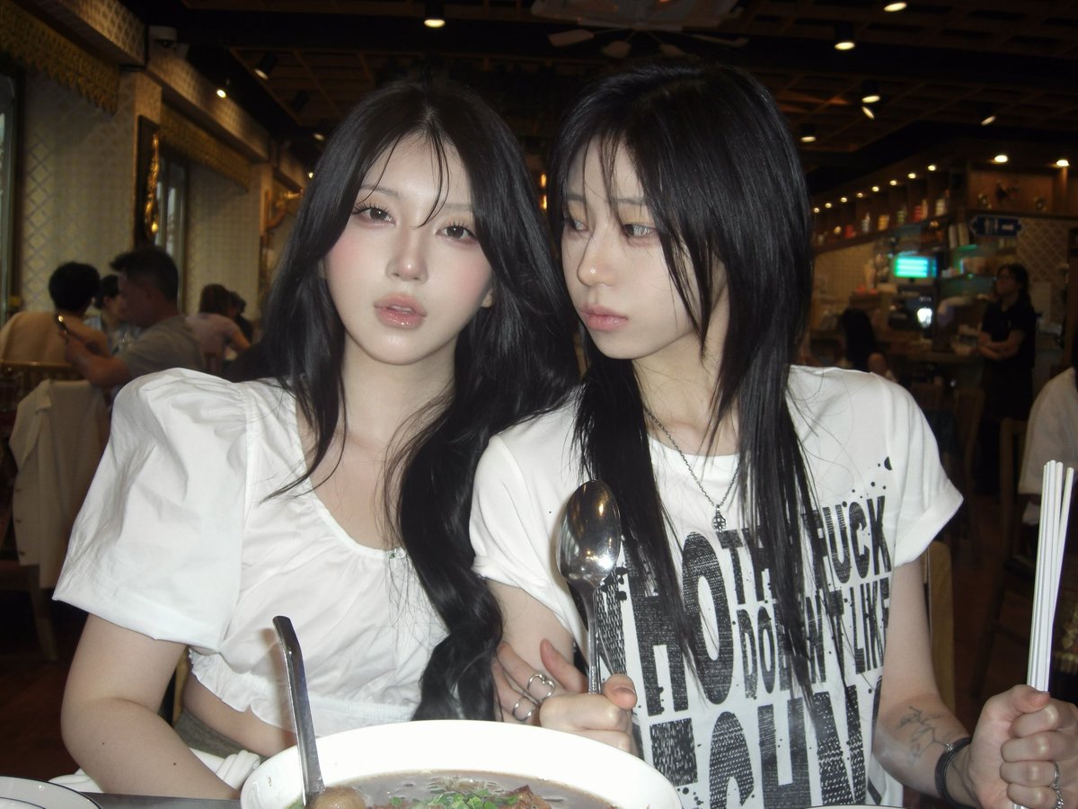 jabdong2's tweet photo. 늘 여자친구랑 사진 찍으면 날 쳐다보고 있음 https://t.co/nb3Ke1DMzi