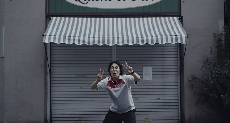 TABECHAUYO's tweet photo. 『チルド』基本ずっとコンビニでの勤務風景か日常生活の繰り返しでずっと淡々としてるのに、常に異様な緊張感が漂っていて目が離せない。表情が良いんだと思う。みんな死相を出しながら会話するのがうますぎる。厭さと笑いが同時に来る唯一無二のコンビニ地獄映画。 https://t.co/l1RkioMzLQ