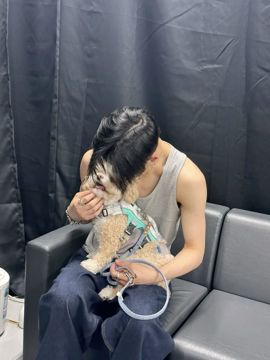 eungonii's tweet photo. 니키랑 비스코 투샷 또 언제볼수잇어요ㅠㅠ https://t.co/FGupHpqt1a