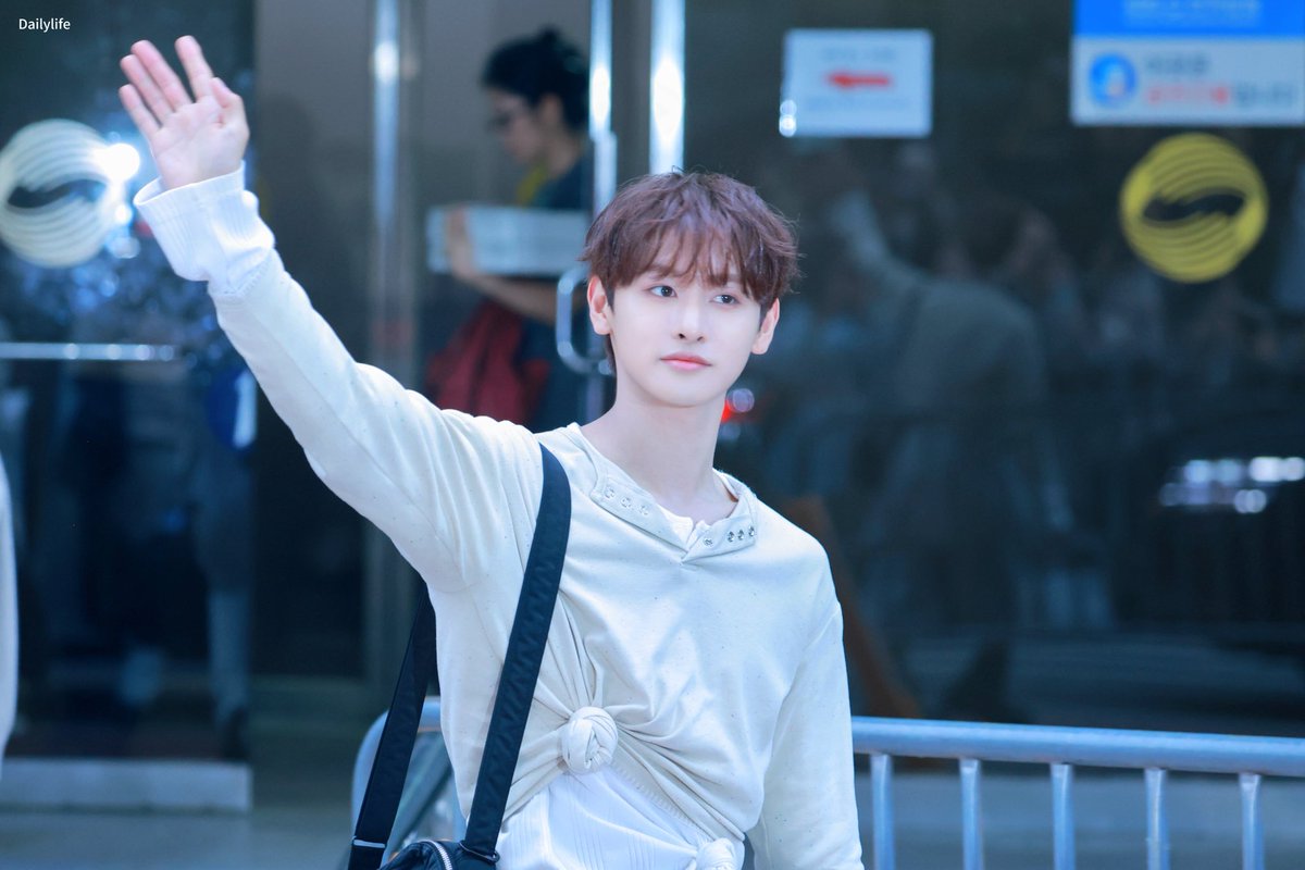 Dailylife1121's tweet photo. 260717 퇴근

#트렌드지 #TRENDZ 
#은일 #EUNIL #ウニル https://t.co/OTWO1rZHxL