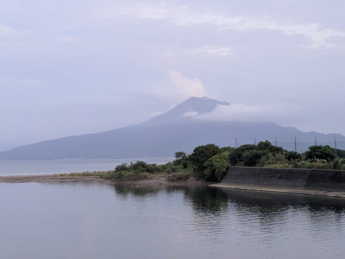 love417liner's tweet photo. 鹿児島湾越しに望む夕刻の桜島🌋
日が落ちても美しい海と、堂々そびえ立つ桜島
素晴らしい景色だ https://t.co/4ALmt5hFdj