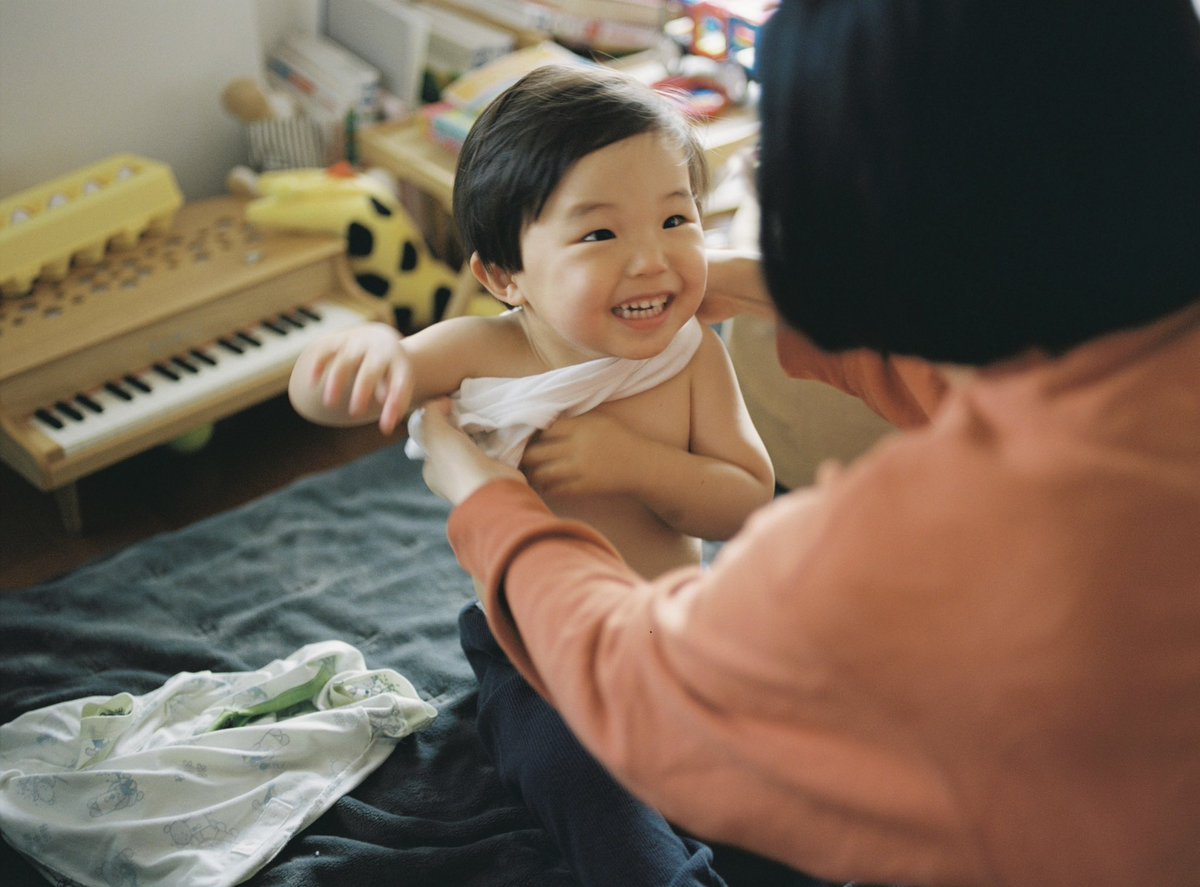 eichitano's tweet photo. この写真から数年が経った。今はもう1人で服を着られる息子を見て、気づけば終わってしまった日常の瞬間が沢山あることに気づく。 https://t.co/SefKf4i1QA