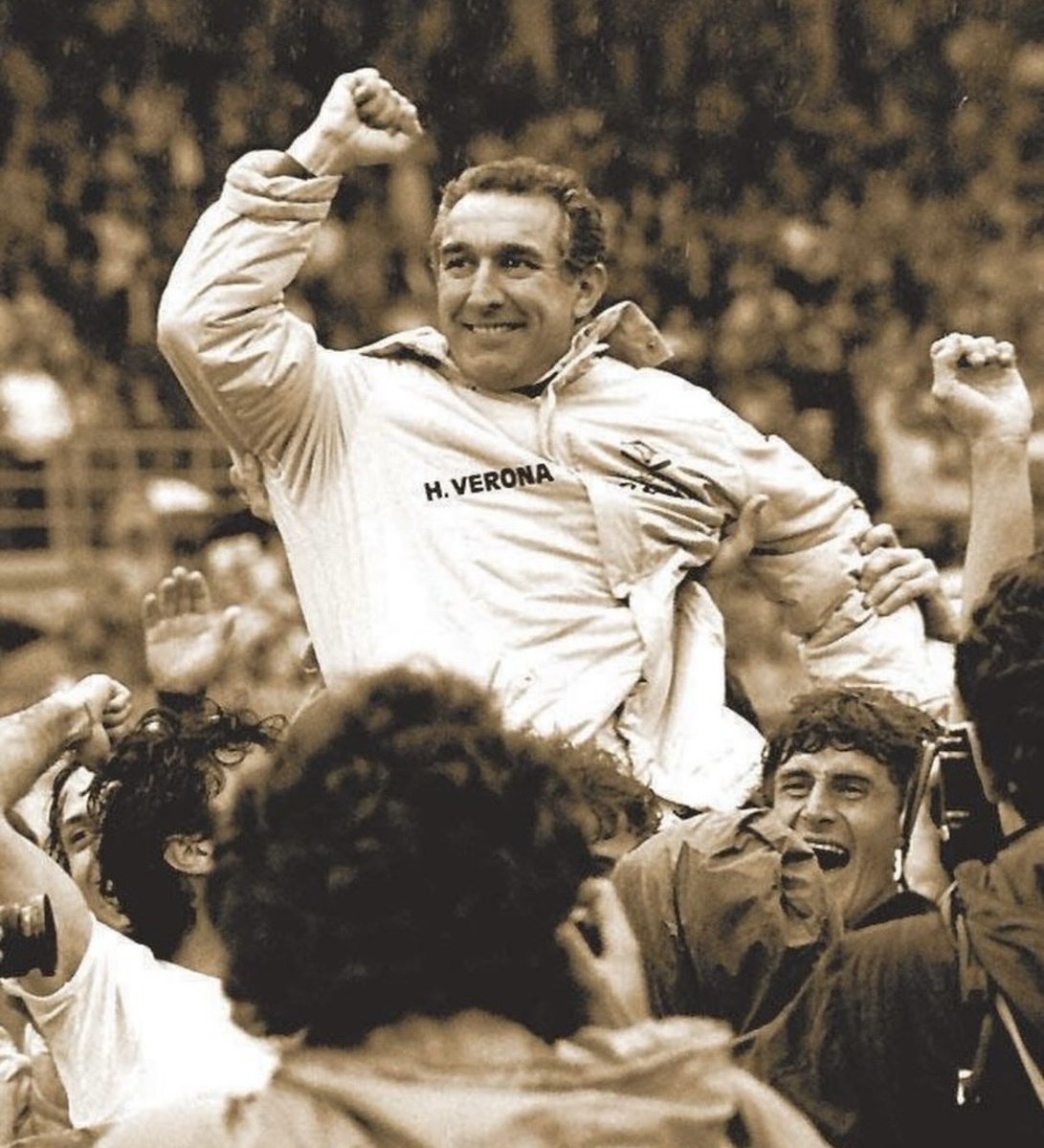 93Jacky7's tweet photo. Ci lascia Osvaldo Bagnoli lo storico allenatore dello scudetto con l’Hellas nella stagione 1984/1985.
Grazie di tutto mister, Verona non ti dimenticherà /=\
#Bagnoli https://t.co/n0Dt2zC7jf