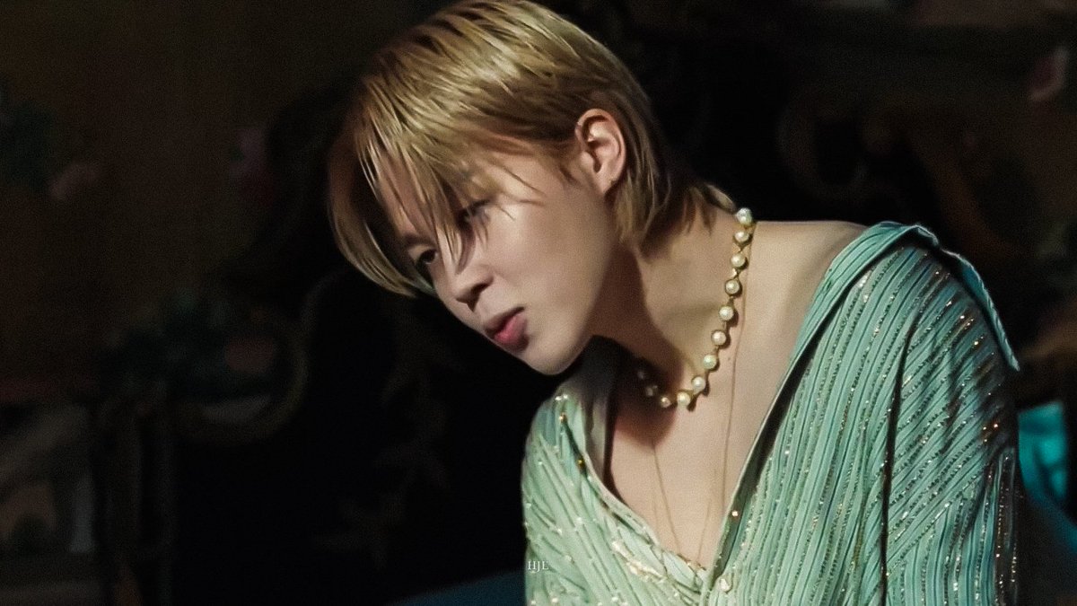 UpdateParkJimin's tweet photo. jimin (normal mv) https://t.co/hO124Xw6EW