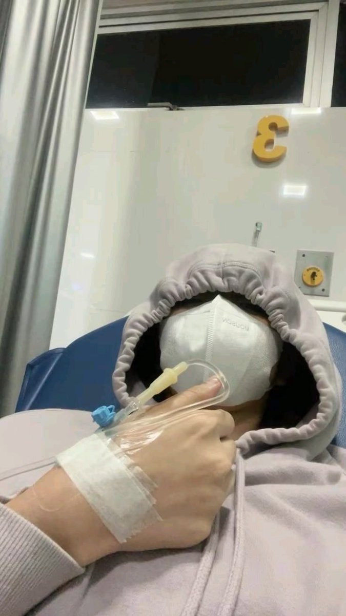 Asunazr's tweet photo. awal bulan juli ada pasien WNA asal tiongkok a.k.a china gapunya kartu identitas, datang ke IGD dgn keluhan seluruh badan disengat tawon saat lagi nambang emas, katanya. perawat RS bilang “doksip, itu ada pasien ya tapi dia org china, bisa bahasa mandarin ga dok?” (sambil ketawa). kukira perawat bercanda, ternyata beneran ps asal china. Pas anamnesa aku bilang : “are u from china? can u speak english?” Ps cuma melongo sambil senyum. i ask ‘em one more “english pleaseee, i’m a doctor here”

Pasien cuma senyum sambil julurin tangan, pegang iphone 17pro max nya yg lagi buka google translate. Intinya dia bilang gabisa bahasa Indonesia, gabisa bahasa Inggris juga, cuma bisa bahasa mandarin. Tapi dia kerja di Aceh jaya sebagai penambang emas. idk tambang emas di Calang sebelah mana yg dia maksud, tapi sampe detik ini aku penasaran itu tambang emas legal atau ilegal ya ?! daaaaan kok bisa ya WNA kerja di indo apalagi sbg penambang emas, tapi gabisa bahasa Indonesia dasar sedikitpun.

Padahal pas awal anamnesa aku cuma nanya indo : “nama anda siapa?” “Kamu kenapa” english : “what’s happening with u?” “Can u tell me what u feell right now?” Sedih + kesal bgt. Karena kita sebagai WNI aja kalau mau sekolah ataupun kerja ke LN khususnya ke china, diharuskan bisa basic english n mandarin. Sedangkan mereka kalau ke Indonesia seenaknya aja kerja, tanpa ada persyaratan bisa bahasa Indonesia.

Ayo dong Indonesia, perketat pertahanan negara. +62 itu punya keberlimpahan sumber daya alam, alam yang indah, cuma emang kurang bisa mengelola aja. Yuk jangan mau dicuri dan dibodohi WNA terus. Adain persyaratan ketat untuk WNA yg mau stay di indo dalam jangka waktu lama, khususnya WNA yg mau kerja/study, wajibkan mereka bisa bahasa Indonesia, dan larang mereka mencuri kekayaan alam kita dengan cuma-cuma !!! Sudahlah, segitu aja yapping hari ini. 😣

cc : dearkustiwa