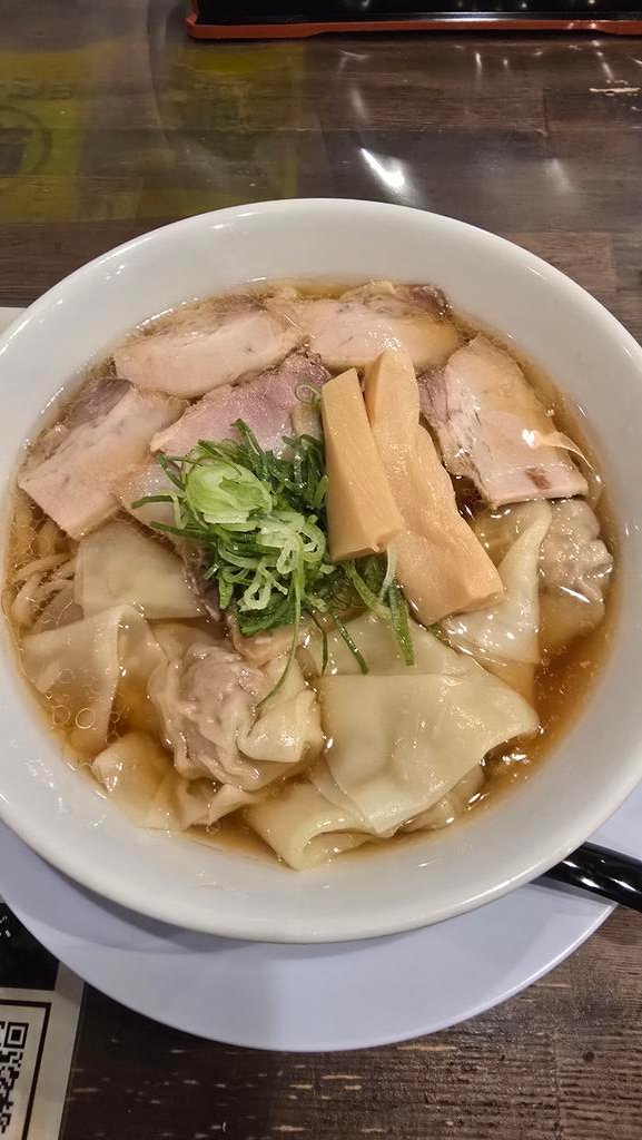 goro565690's tweet photo. 喜多方のようなビジュアルが特徴の「喜重軒」さんにてワンタン麺🍜

デカい皮に包まれる餡が肉汁溢れ、小海老も入る流石なヤツ👍
ぷるもちな手もみ中太麺は普通に好み。
味染み薄切りロース？肉はしっとり柔らか。メンマ最高💯
鶏清湯は卓上の大蒜添加でグビグビ止まらず😋 https://t.co/Zdrrysp5EW https://t.co/XxGuZeceHw