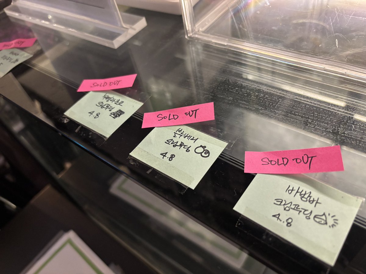 contem_lobby's tweet photo. 7월 17일 로비 바이 컨템포러리 테일즈
뮤지컬 <마하고니>와 함께했습니다.

Today's Cast

바나나 크림푸딩
누텔라 초코 크림푸딩
얼그레이 크림푸딩
블루베리 크림푸딩
바밤바 크림푸딩
레몬 글레이즈드 머핀

내일은 오후 1시 부터 7시까지
좀 더 오래, 넉넉히 준비해둘게요:)

좋은 밤 되세요🌙 https://t.co/3oZKZEK0c4