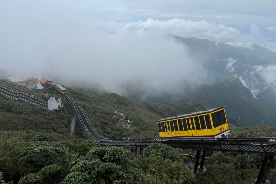 funimag's tweet photo. The four funiculars of Sun World Fansipan Legend in Sa Pa (Top of Vietnam 3143m): Fansipan Legend (1) and (2) since 2016 and Fansipan Coaster and Fansipan Top since 2026   🇻🇳 🚞 🚡 🎢  
#funicular #CableCar #Fansipan #SunWorld #SaPa #Vietnam #coaster https://t.co/qynVYliEPl